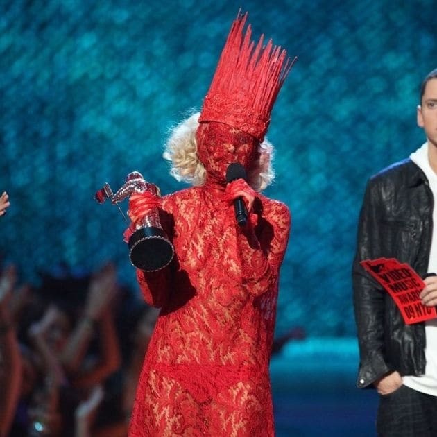 Ужасно красивая: самые эпатажные выходы в свет Леди Гаги