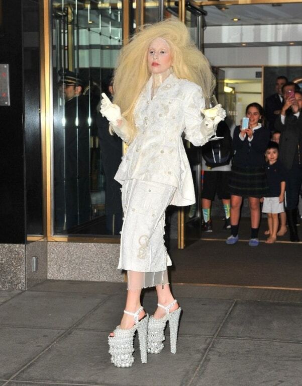 Ужасно красивая: самые эпатажные выходы в свет Леди Гаги