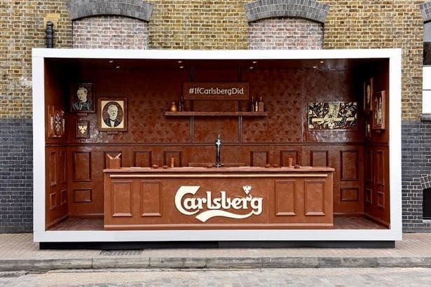 В пабе Лондона пиво подают в бокалах из шоколада: опубликовано видео