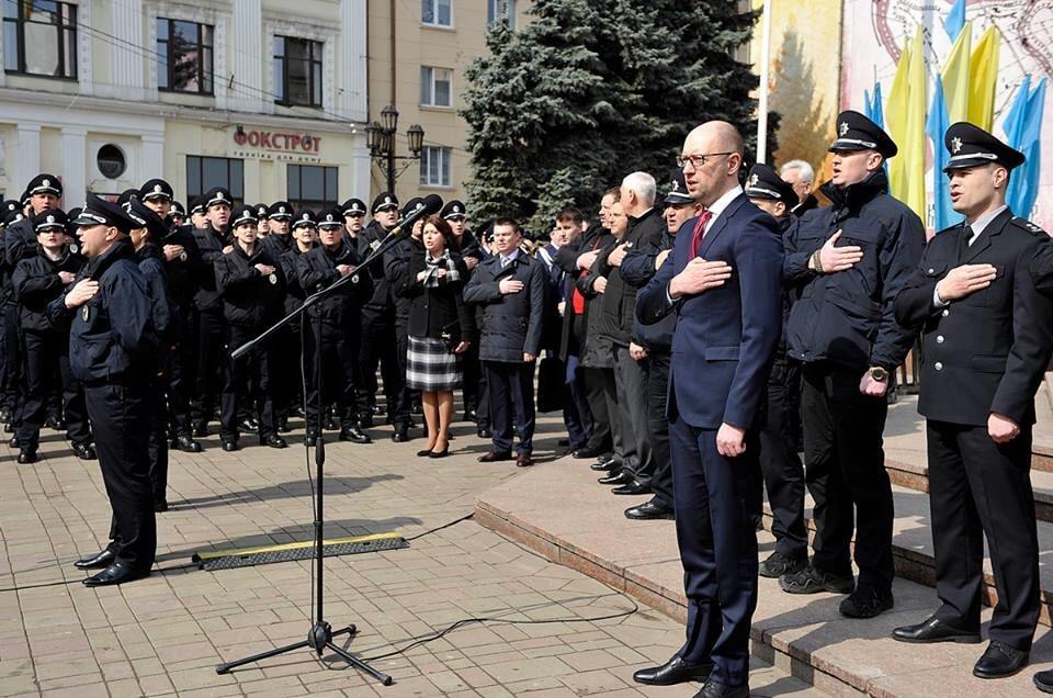 "Ты согласна?": в Черновцах полицейский трогательно признался в любви во время присяги