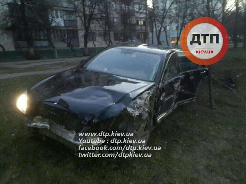 В Киеве жестко столкнулись Mercedes и Mazda: опубликованы фото