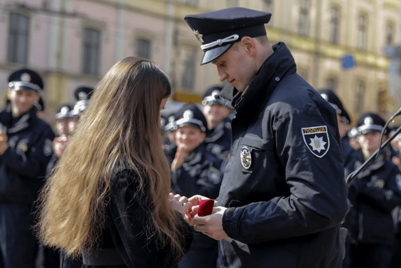 "Ти згодна?": в Чернівцях поліцейський зворушливо зізнався в коханні під час присяги
