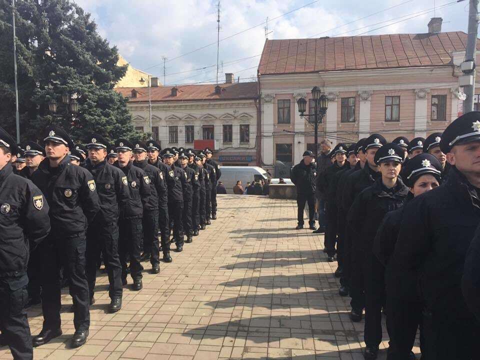 "Ты согласна?": в Черновцах полицейский трогательно признался в любви во время присяги