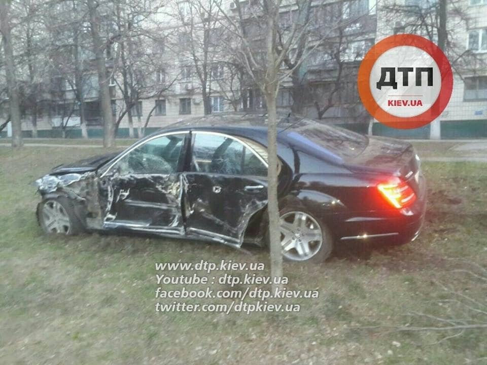 В Киеве жестко столкнулись Mercedes и Mazda: опубликованы фото