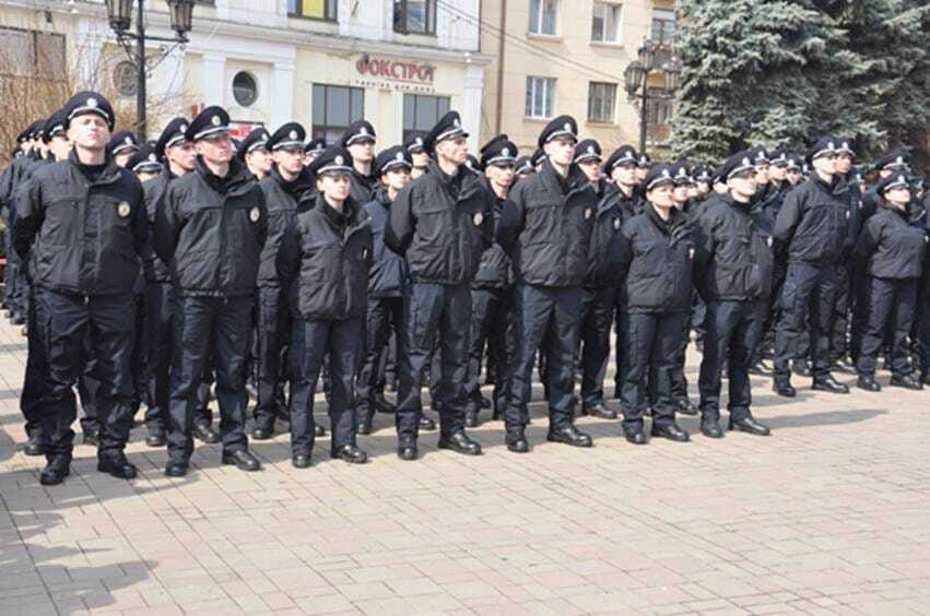 В Черновцах приняли присягу патрульные полицейские: опубликованы фото, видео
