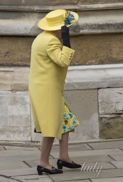 Королева Елизавета II в желто-голубом наряде посетила пасхальную службу: опубликованы фото