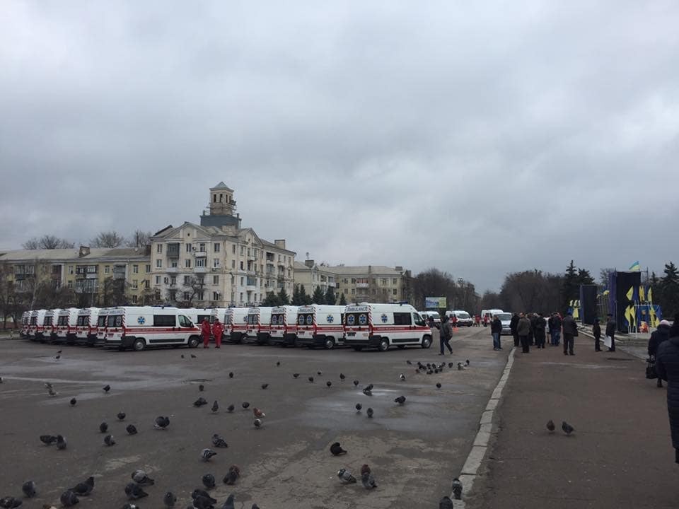 Военная техника и десятки "скорых": как на Донбассе готовятся встречать Порошенко