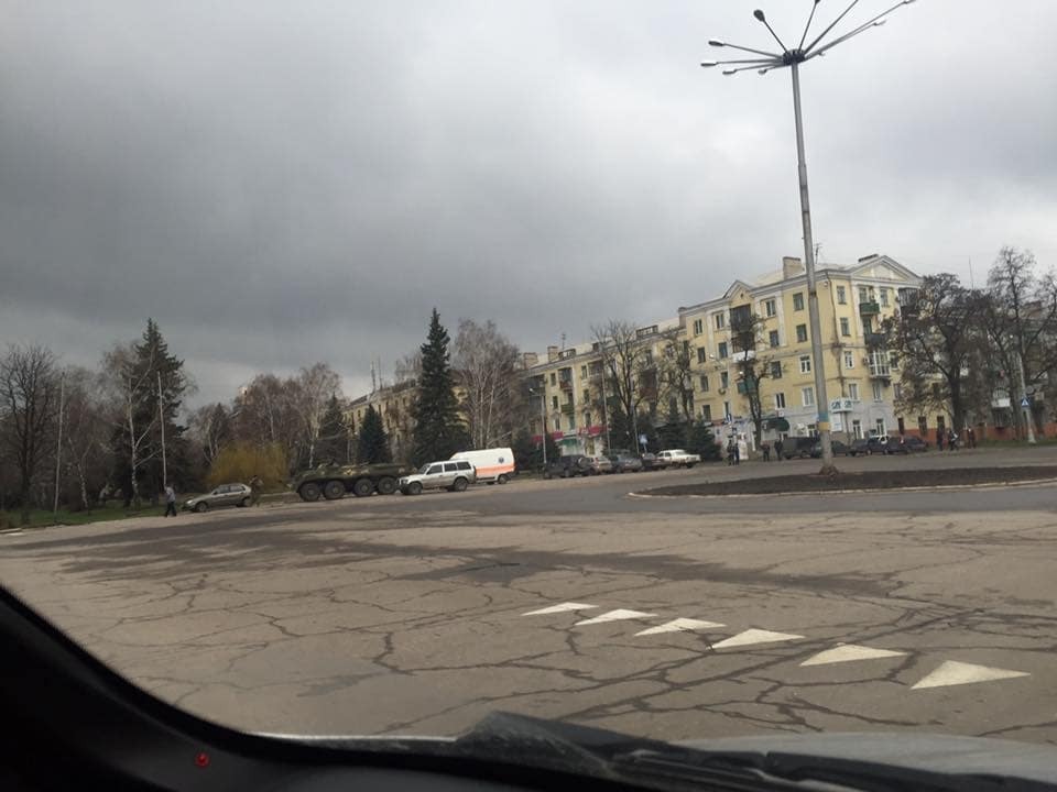 Військова техніка й десятки "швидких": як на Донбасі готуються зустрічати Порошенка
