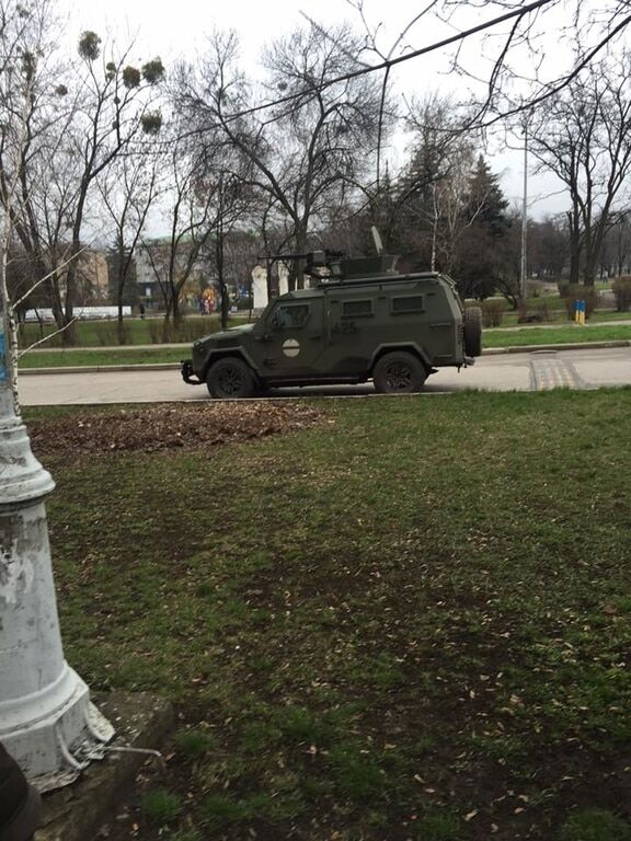 Військова техніка й десятки "швидких": як на Донбасі готуються зустрічати Порошенка