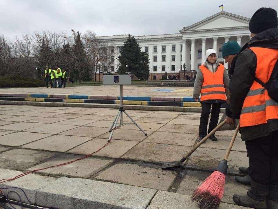 Военная техника и десятки "скорых": как на Донбассе готовятся встречать Порошенко