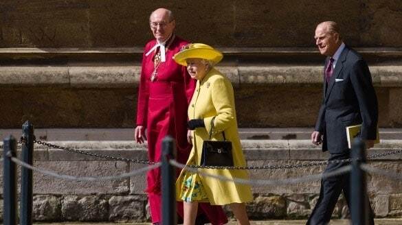 Королева Елизавета II в желто-голубом наряде посетила пасхальную службу: опубликованы фото