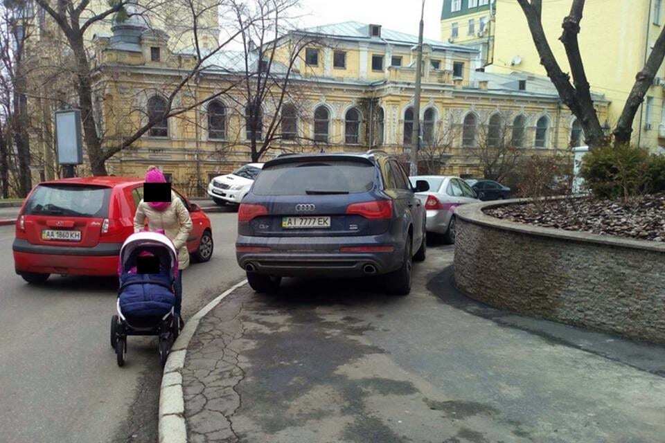 Герой соцсети: в Киеве водитель Audi перепутал тротуар с парковкой