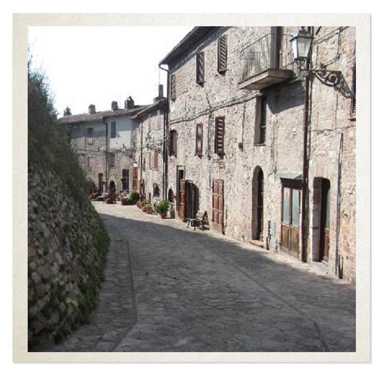 В Италии выставили на продажу древний замок с деревней
