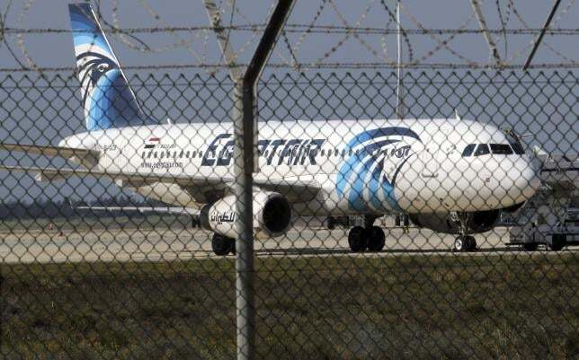 В сети появились первые фото захваченного лайнера EgyptAir