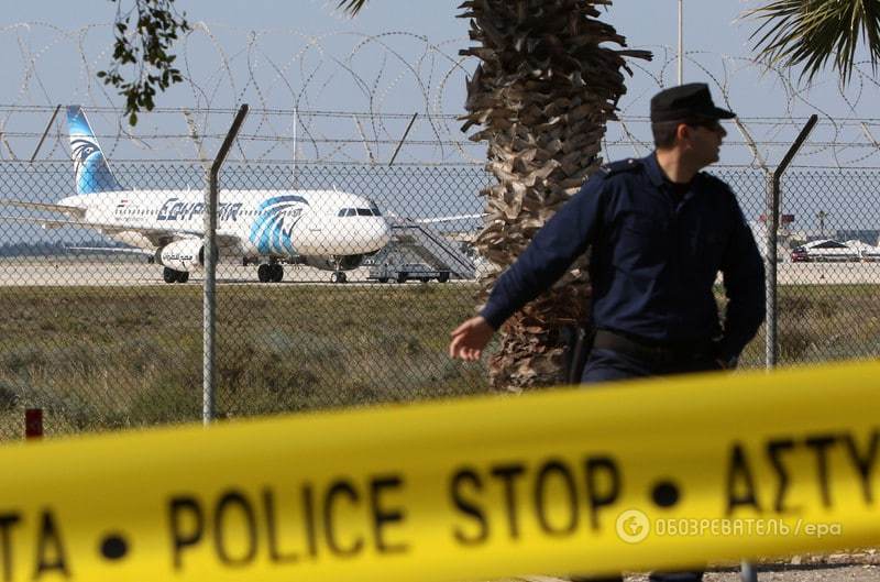 У мережі з'явилися перші фото захопленого лайнера EgyptAir