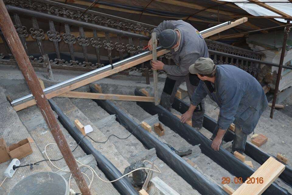 Входа нет: киевлянам показали, как реставрируют главную лестницу Андреевской церкви
