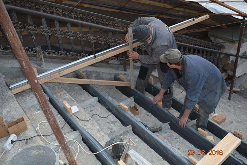 Входу немає: киянам показали, як реставрують головні сходи Андріївської церкви