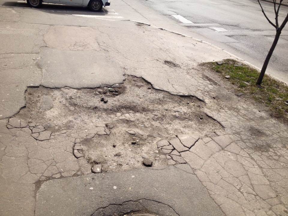 В Киеве на тротуаре заметили "патриотичную яму": фотофакт