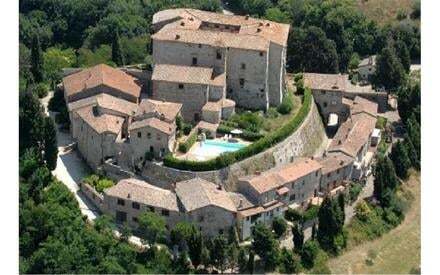 В Италии выставили на продажу древний замок с деревней