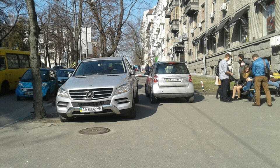 В Киеве два автохама полностью заблокировали тротуар: фотофакт