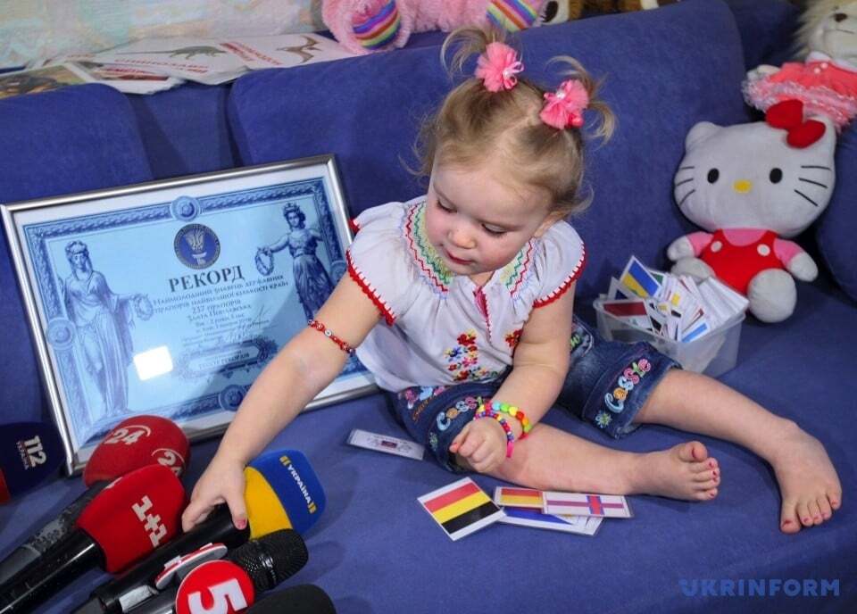 2-летняя украинка установила рекорд по знанию флагов стран мира