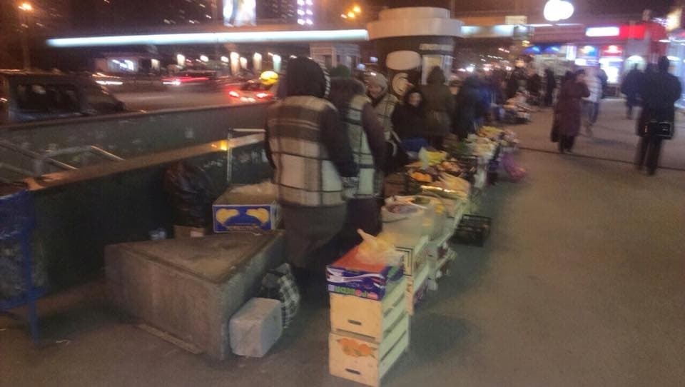 Ноу-хау: в Києві придумали, як відігнати вуличних торговців від метро