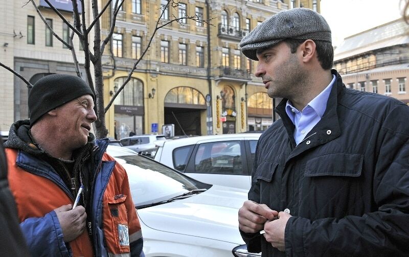 В Киеве уволили парковщика, который не выдавал чеки