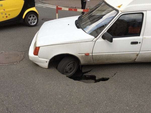 В Киеве под автомобилем провалился асфальт: фотофакт