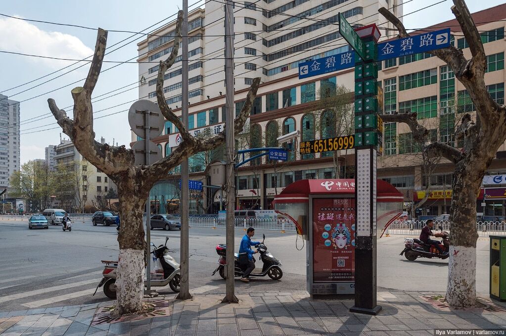 Куньмин: скутеры, новая архитектура и лес столбов