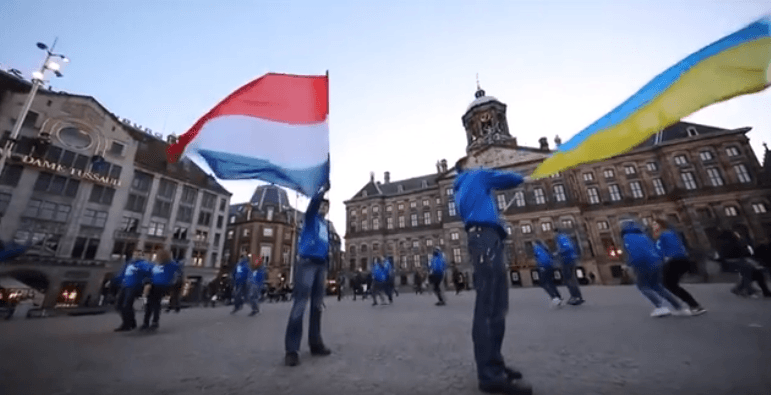 Еврореферендум: в Амстердаме украинцы провели "танцевальную" агитацию. Видеофакт