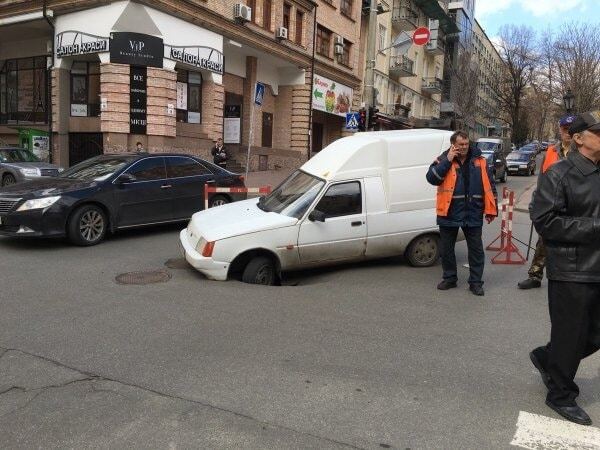 В Киеве под автомобилем провалился асфальт: фотофакт