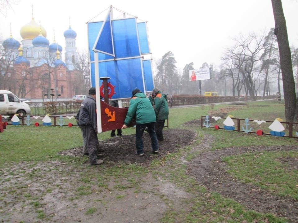 В Киеве сквер украсили сказочным кораблем: опубликованы фото