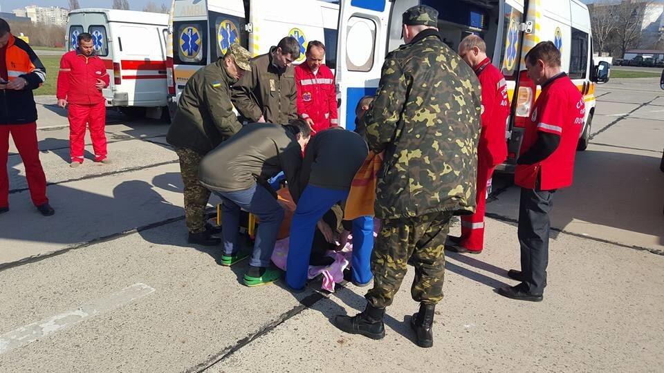 Героям нужна помощь: в Одессу доставили 8 раненых бойцов АТО. Фотофакт