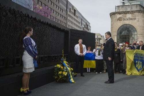 "Кремль не простим": Порошенко почтил память жертв Голодомора. Опубликованы фото