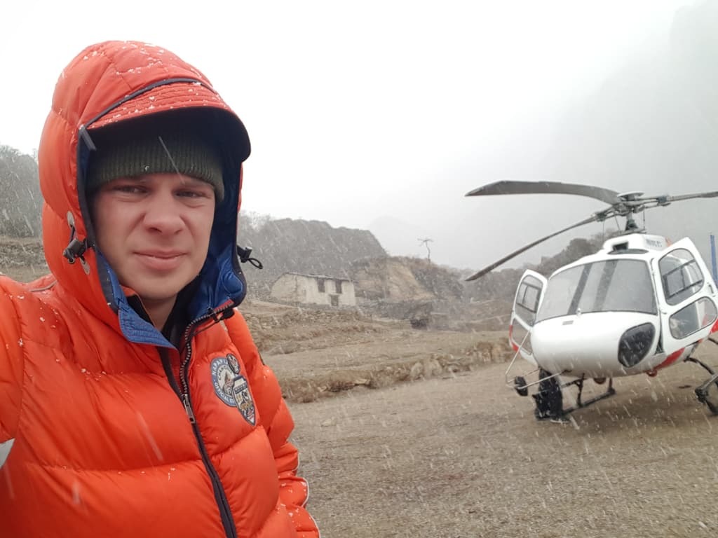 Телеведущего Дмитрия Комарова эвакуировали с Эвереста в госпиталь