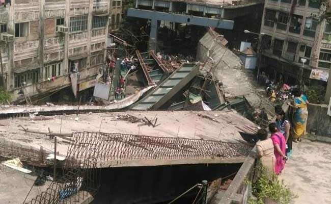 Обрушение эстакады в Индии: 20 погибших, более сотни людей под завалами