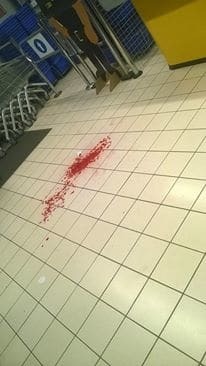 Кровавые разборки: в киевском супермаркете мужчина с палкой набросился на покупателя