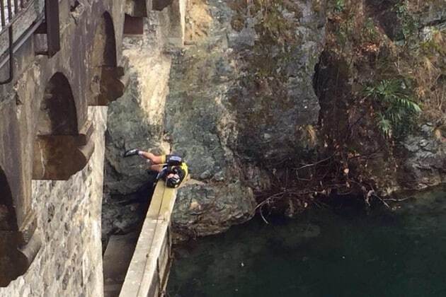 Відомий велогонщик упав із 12-метрового моста під час Гран-прі: фото події