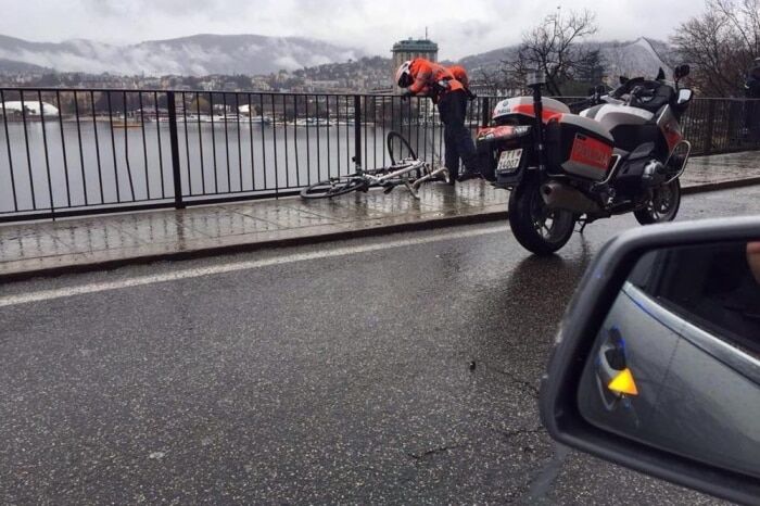 Известный велогонщик упал с 12-метрового моста во время Гран-при: фото происшествия