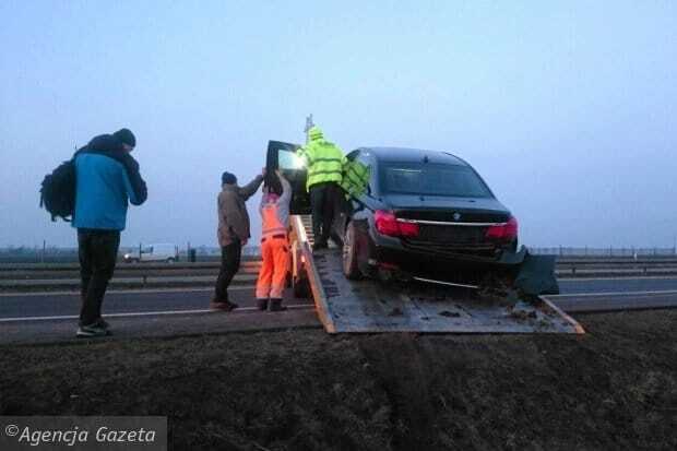 Взорвалось колесо: президент Польши попал в аварию. Опубликованы фото и видео