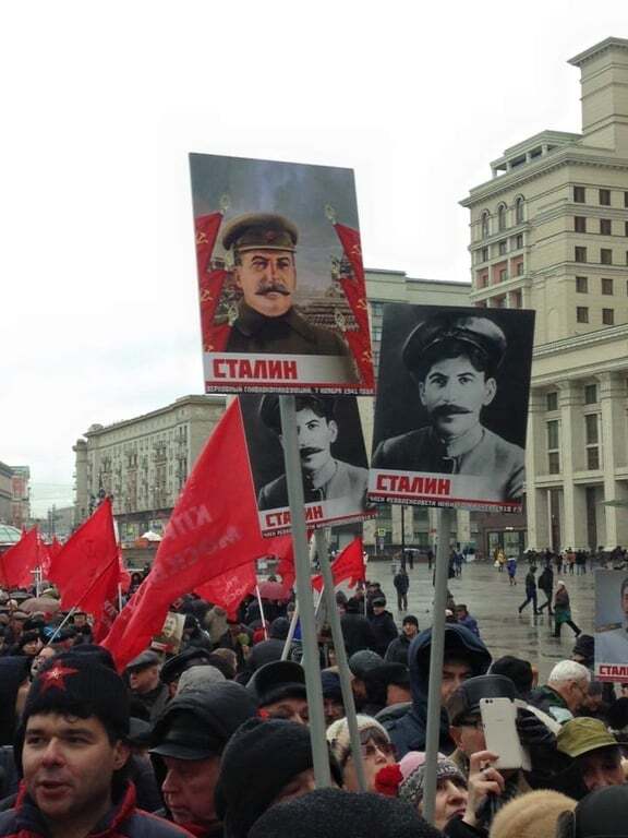 "Гори в пеклі, вусата сволота": соцмережі відреагували на "поминки" за Сталіним у Росії. Фоторепортаж
