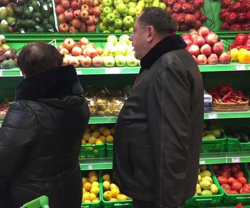 Экс-ректора Мельника засняли в Киеве за покупкой авокадо: фотофакт