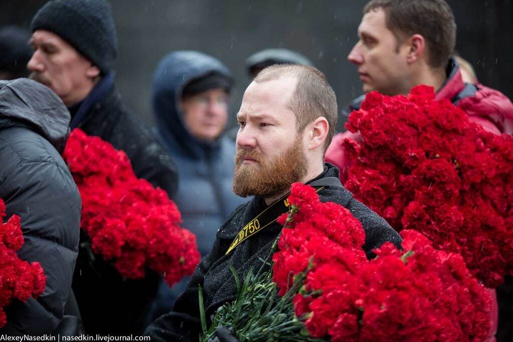 "Гори в пеклі, вусата сволота": соцмережі відреагували на "поминки" за Сталіним у Росії. Фоторепортаж