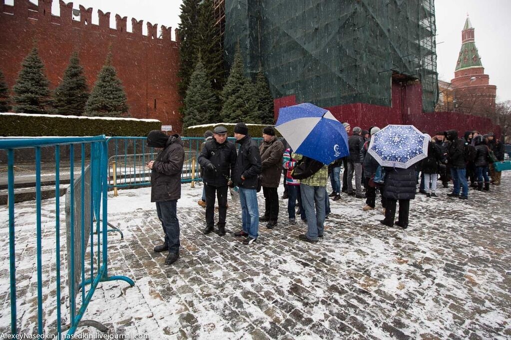 "Гори в пеклі, вусата сволота": соцмережі відреагували на "поминки" за Сталіним у Росії. Фоторепортаж