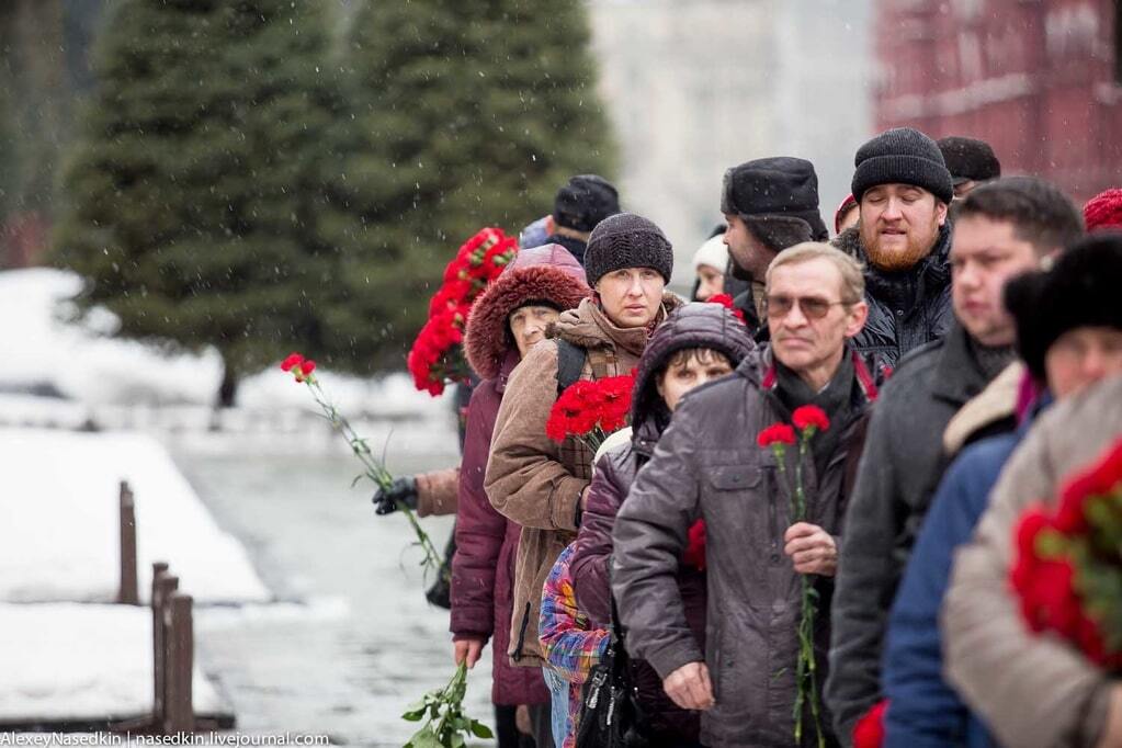 "Гори в пеклі, вусата сволота": соцмережі відреагували на "поминки" за Сталіним у Росії. Фоторепортаж