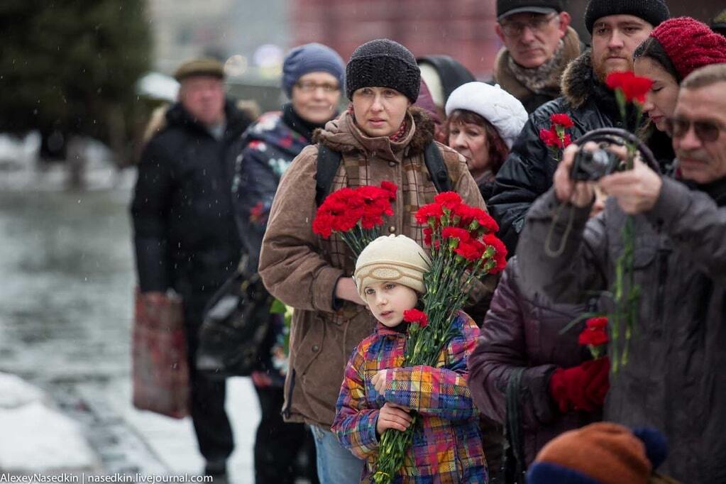 "Гори в пеклі, вусата сволота": соцмережі відреагували на "поминки" за Сталіним у Росії. Фоторепортаж