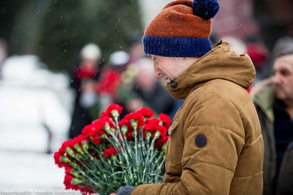 "Гори в аду, усатая сволочь": соцсети отреагировали на "поминки" по Сталину в России. Фоторепортаж