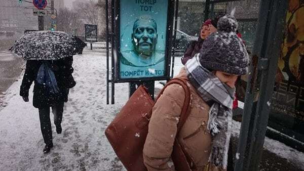 Путину приготовиться: в Москве повесили мертвого Сталина. Фотофакт