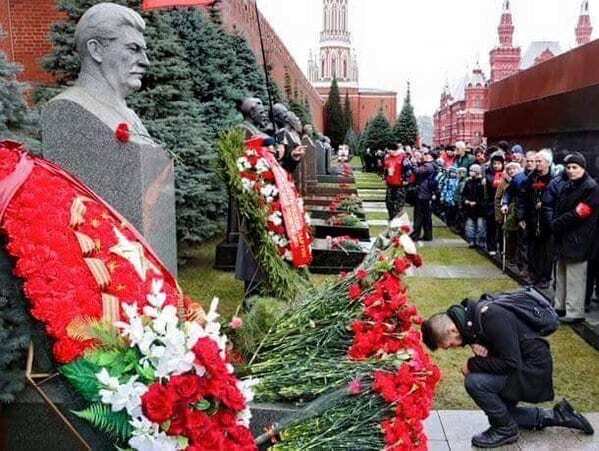 "Гори в пеклі, вусата сволота": соцмережі відреагували на "поминки" за Сталіним у Росії. Фоторепортаж