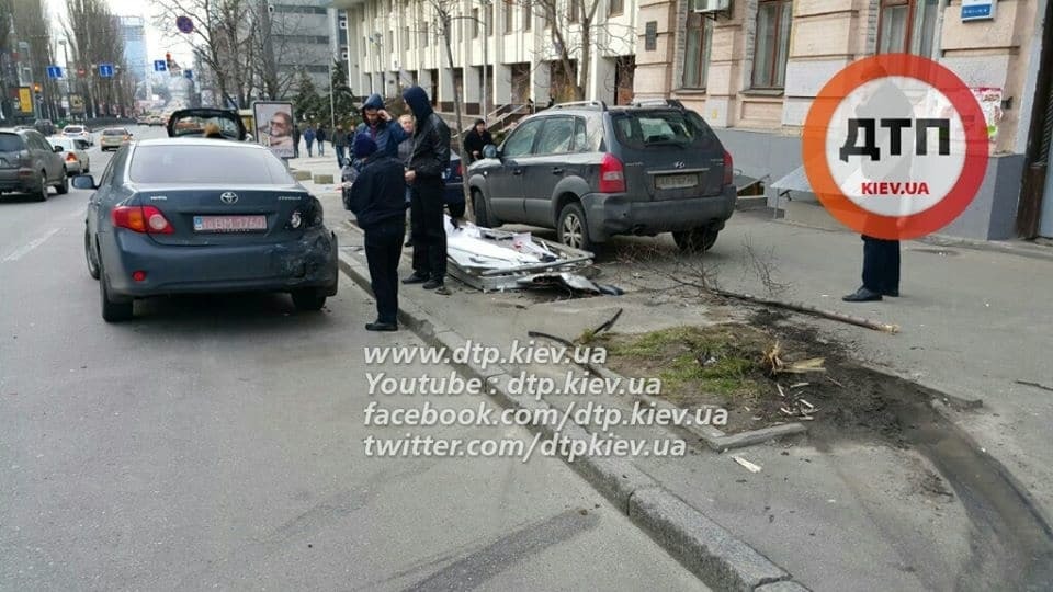 В Киеве пьяный водитель на BMW сбил дерево и "помял" 4 машины